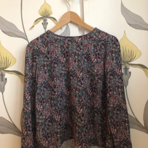 Blus från Morris  - Blus från Morris Storlek: 36 Material: 100% Polyester Inköpt på Design Only i Göteborg. Skick: Som ny. Mitt pris: 300kr inklusive fraktkostnad. 