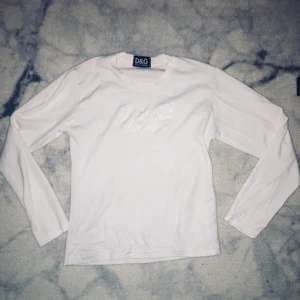 Dolce & gabbana  - En vit lång armad tröja med vit tryck. För snabb affär gratis frakt 📦 