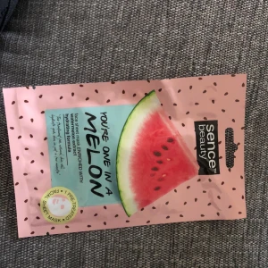 Olika saker - Säljer en ny highlighter, ansiktsmask och diadem, säljs som ett paket för att frakten blir dyrare om man säljer separat 