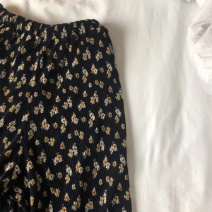 vida byxor  - älskar dessa byxor men de kommer inte till användning, köpte på en vintage butik i Amsterdam, det står inte var de kommer ifrån. De är ganska små i midjan men de är stretchiga. Passar på någon i längden 155-165💛💞