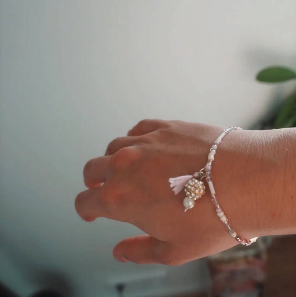 Rosa armband med glaspärlor och en liten tassel och pärla. Reglerbart💞 Frakt 11 kr. Accessoarer.