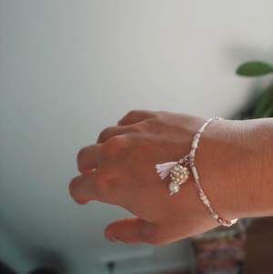 Rosa armband med glaspärlor och en liten tassel och pärla. Reglerbart💞 Frakt 11 kr