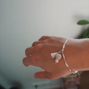 Armband  - Rosa armband med glaspärlor och en liten tassel och pärla. Reglerbart💞 Frakt 11 kr