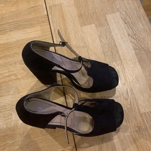 HM klackar strl 39 - Använt 4-5 ggr, något slitna inuti men fint skick utanpå🙂, nypris 400kr