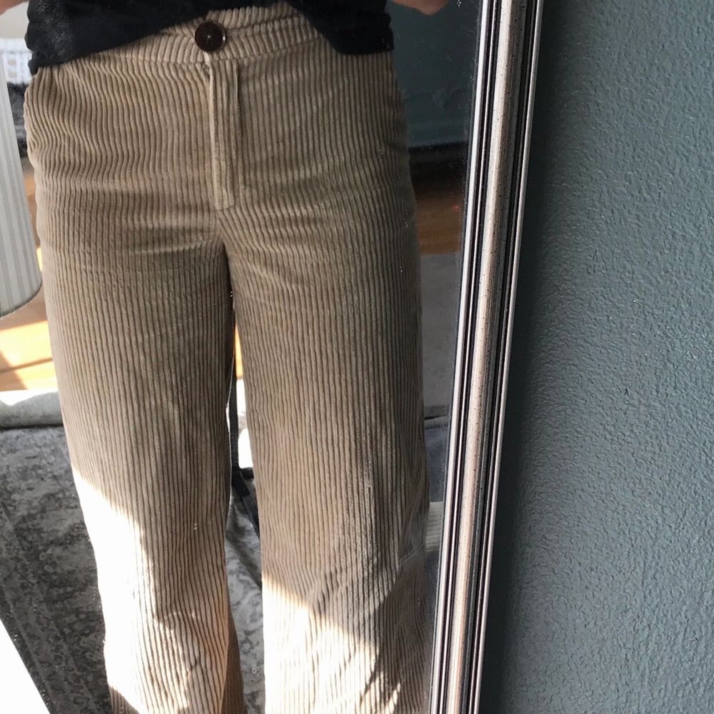 Långa beiga Manchester byxor från Mango, jag är ca 1,80 cm och dom är långa på mig. Jag skulle säga att byxorna är i ett använt/ bra skick! Kan skickas, köpare står för frakt. Jeans & Byxor.