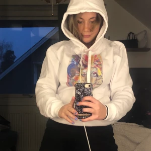 Hoodie med tryck  - En nästan oanvänd populär hoodie från the cool elephant med ett tryck!✨ Kan mötas upp i stockhom eller frakta om köparen står för frakten💞