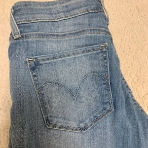 Levi’sjeans i storlek 26 - Jeans av märket Levi’s! Modell Demi Curve Skinny i storlek 26. Supersköna byxor! Sparsamt använda - som nya! 