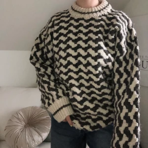 Beyond Retro - En supersnygg stickad tröja som jag köpte här på plick av någon som hade köpt den på Beyond Retro🤍Den är väldigt varm så jag skulle gissa på att den är gjort på mestadels bomull.  På lappen står det att den är S-M, jag själv är en S men tycker dock den är lite stor. Det finns några defekter som inte syns när man har den på sig, men om man är intresserad kan jag skicka bild. Just nu pågår en budgiving som avslutas söndag kväll. Jag skriver här om budet förändras. Budet ligger nu på: 200kr(+63kr frakt) 