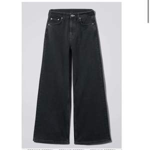 Jag säljer mina Ace jeans i färgen Tuned Black. En snygg svart färg. Är kärleksfullt använda med slitningar längst ner. Storleken är W24 L32 vilken är typ XS/S 🦎🕷🧚🏽‍♀️💖