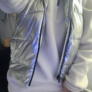 Silvrig väst, MANGO - SJUKT COOOL väst från mango, använder dock för lite...