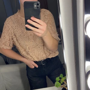 Tröja - Superfin spetströja från Zara!💕 Helt oanvänd, bara provad, sedan har den bara legat och skräpat i min garderob. Köpte den i storlek L så den ska gå att stoppa in i byxorna som på bilden💕