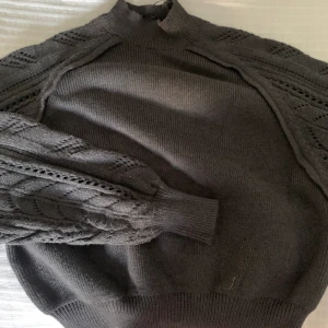 Stickad tröja från Zara  - En cool stickad tröja från Zara, den är använd några gånger med är i väldigt bra skick 