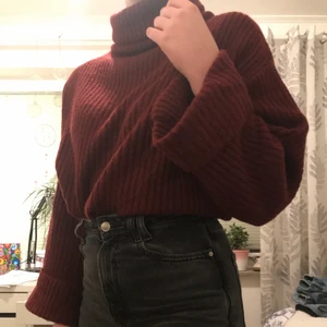 Stickad polotröja från Ginatricot - Jättemysig stickad polotröja från GinaTricot i stl S. Superfin mörk vinröd färg på den och riktigt varm och skön. Är stor så passar S/M 