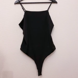 Svarta bodysuit  - Svarta bodysuit från bikbok med storlek L. Skickar chatten vid förfrågan eller betalning:)