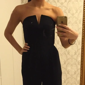  - Oanvänd jumpsuit från H&M. Köpt för 399:- säljes för 199:-. Tajt vid fötterna :)