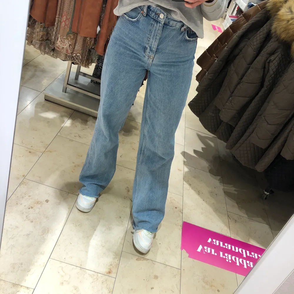 De populära zara jeansen. 90s full lengt. BUDA I KOMMENTARERNA! Jag har storlek 36 men har insett att dem tyvärr är lite förstora för mig. Använda vid 2 tillfällen. Jag är 168cm lång och dem är lite förlånga för mig. 😊 funkar att klippa . Jeans & Byxor.