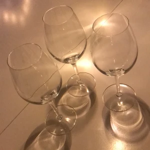 Vinglas  - Jag säljer mina 3 stycken vinglas som inte kommer till användning längre. De är i jätte bra skick och kan användas till alla former av tillfällen! :) 