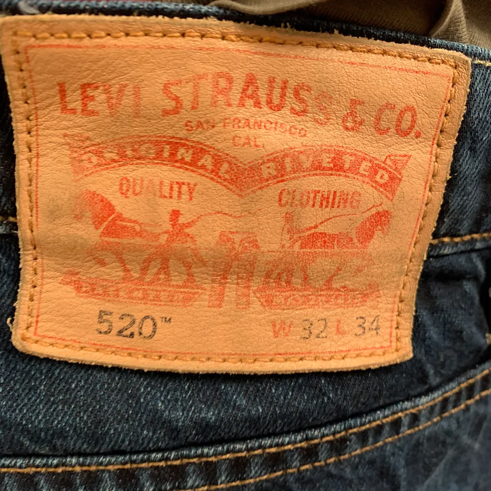 Säljer dessa Levis jeans i modell 520! Nästintill oanvända. De första 2 bilderna gör inte färgen rättvisa utan är mer som sista i verkligheten. Modellen är 187 🤩. Jeans & Byxor.