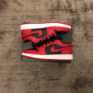 Air Jordan 1 Low GS Bred - Hej. Jag säljer några helt nya par Air Jordan 1 Low GS Bred i storlek 38 för 1000kr st.                          Fraktar samma eller nästa dag efter betalning.