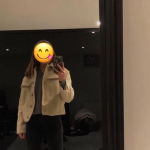 Trendig jacka - nu säljer jag min faaavorit jacka😊inga slitningar, precis som nu. Kontakta om du har frågor💖