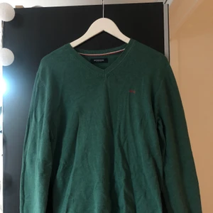 Grön långärmad  - Bra skick, knappt använd. Grön med rött märke. Storlek S/M. 