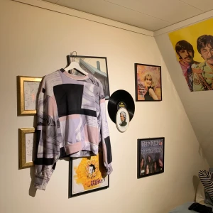 Tjocktröja - Cool mönstrad tjocktröja från weekday!! Ball och skön 🤩🙌