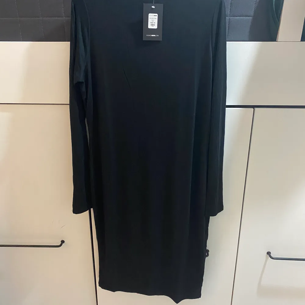 Kora midi dress från Fashion Nova                            Oanvänd, med lappen kvar i storlek 1xl, figurnära.  https://www.fashionnova.com/products/kora-mid-dress-black. Klänningar.