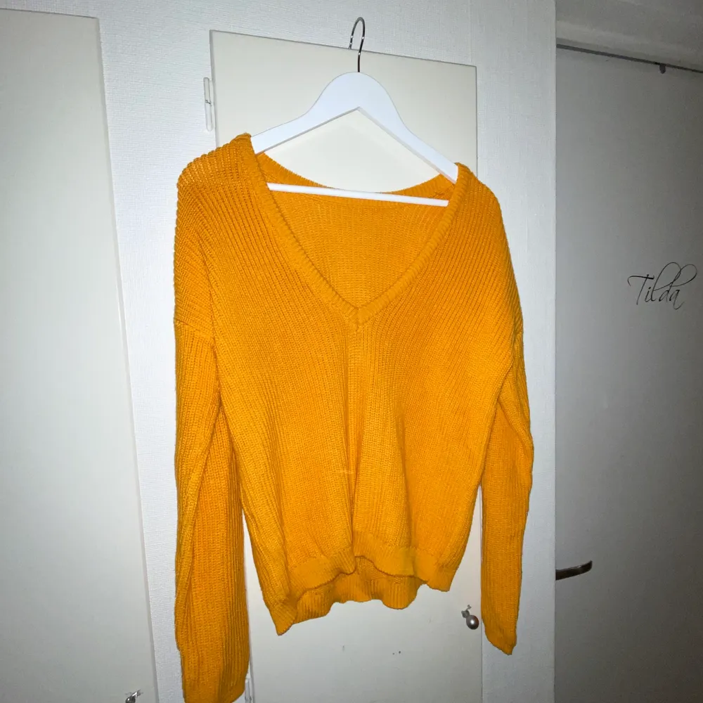 Fin orange stickad tröja som är köpt på NAKD. Storlek Small på denna och inte använd så många gånger. Säljer denna för 110kr (FRAKTEN INGÅR). 🧡 Fler bilder går att få om man är intresserad :) . Stickat.