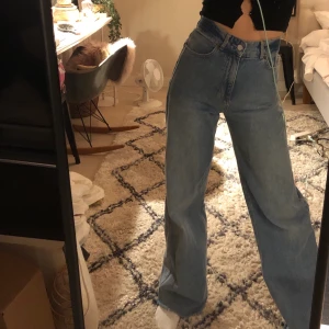 Zara jeans  - Blåa vida zara jeans, i modellen ZW premium ’90S full length🤍 har klippt av dom så att dom passar min längd, jag är 165 cm och byxorna går ner till marken på mig/ går över skorna! Innerbenslängd 79,5 cm & midjemått 70 cm!Tyget är relativt stretchigt så passar nog även storlek 36💕 Pm för fler bilder