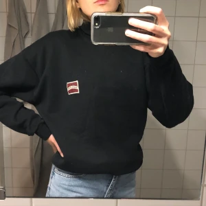 Svart polo - Svart polo köpt second hand, avklippt längst ner