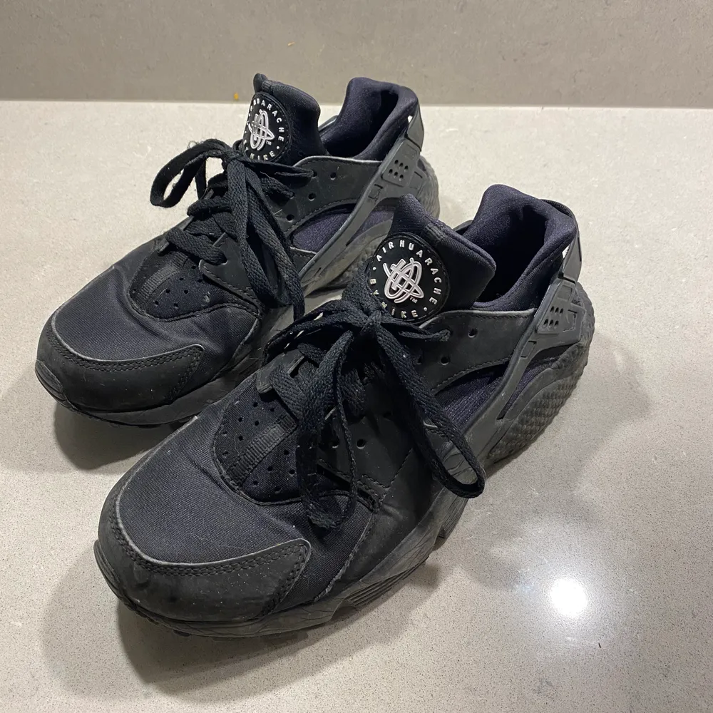 Säljer dessa Nike huarache skorna i storlek 40 men dom passar som 39 också! Nypris runt 1200kr . Skor.