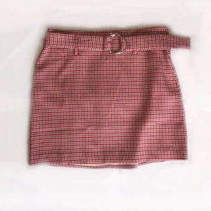 Kjol💗 - Super gullig rosa rutig kjol. Säljer då den inte riktigt matchar min stil längre, den är aldrig använd och i gott skick. För mer frågor skicka privat. (tar emot bud) ❗️köparen står för frakten❗️