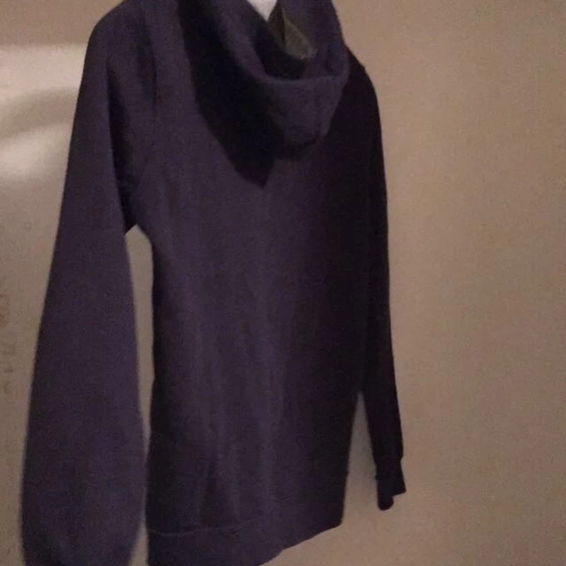 En mörk blå Champion tröja - 90