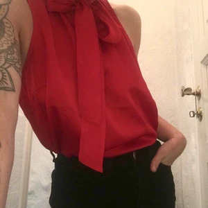 Röd topp - Röd vacker topp med knut i mitten