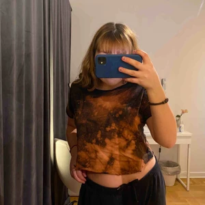  - Säljer den här sjukt coola T-shirten som jag har blekt och klippt av själv! Tycker resultatet blev skit coolt och lite sådär rock punkig t-shirt liksom! 