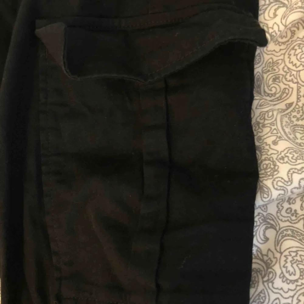 Svarta cargo byxor!🥵 Super coola och snygga, säljer pga att det inte längre är min stil men byxorna är i gott skick💕 Alla plagg tvättas innan de fraktas och köparen står för frakten. Jeans & Byxor.
