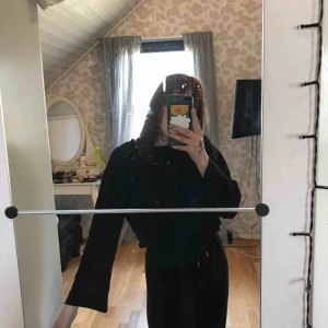  - En jättefin långärmad crop top med vida ärmar 