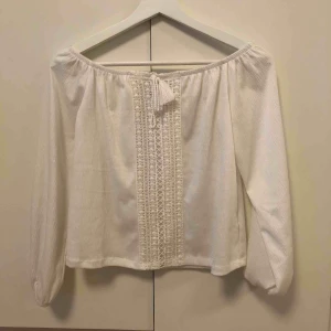  - Vit somrig of shoulder tröja med mönster i mitten🤪 Väldigt bra skicka då jag använt endast ett par gånger💕 Alla plagg tvättas innan de fraktas och köparen står för frakten