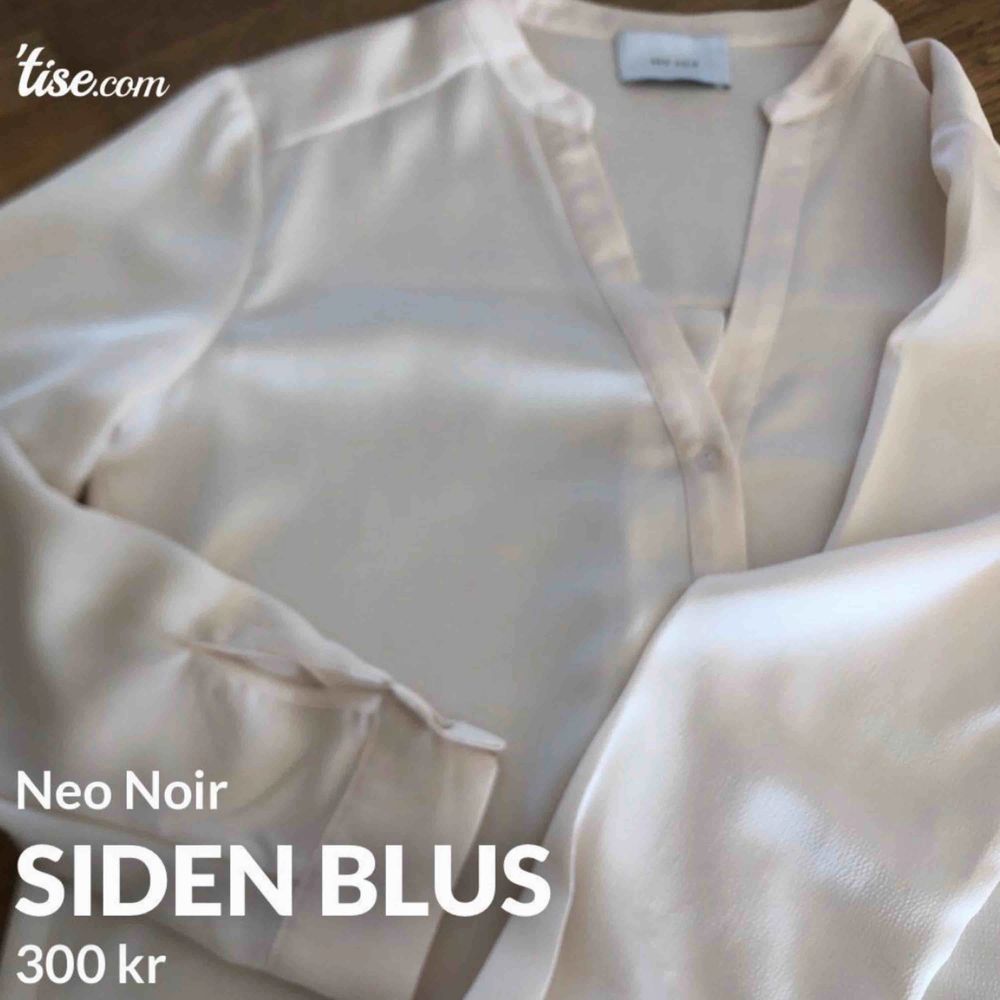 Blus i siden från Neo Noir. I storlek 36 och är inköpt förra året på Design Only. Knappt använd. . Skjortor.