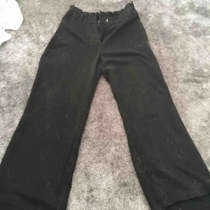  - Frakt kostar 63kr. Tvättar o gör fina om du vill köpa✨ det ser grönt ut på bilden men det är verkligen inte det i verkligheten helt kolsvarta. Har inte användigt eftersom är för små. Är i ett jätte hög kvalitet material👍🏼