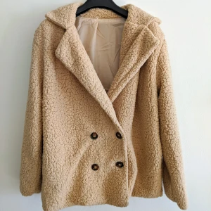 Jacka i "teddy"material - Supermysig jacka i gosigt teddymaterial. Helt ny och oanvänd