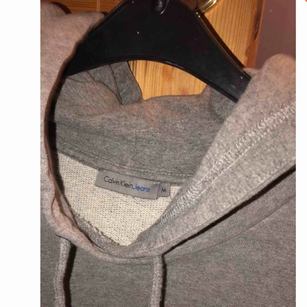 Skit fin Calvin Klein hoodie köpt på Tise (liknande app som Plick) men väljer att sälja den då den köptes åt en vän men inte passade, skriv vid intresse💓. Hoodies.