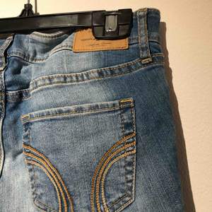 Ett par blåa slitna jeans från Hollister. Använda max 3 gånger. Köparen står för frakt!