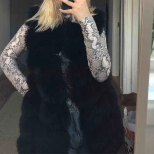  - Den populära pälsvästen🤪 Fattas tyvär en knapp i mitten men inget man märker av, den är lika snygga utan som med 😍