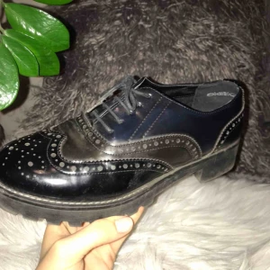  - Mina favoriter! Ett par super sina skor köpta ett år sen på en butik 🎬🎱🎧🌚👣 färgen är svart och de är oerhört bekväma ! 💞🌷💘💓