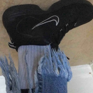  - Old school vintage Nike skor i svart. Sjukt snygga och passar till allt, säljer jeansen också vid intresse ! 🕷🎱🎬🎧🌚