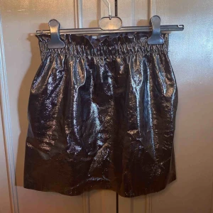  - 🌿Måste nu, pga platsbrist, sälja en stor del jättefina kläder, väskor och skor. Bra pris och mycket är i nyskick*  🌿Skickas billigt över hela Sverige (ca 18-36kr frakt) eller lämnas över i centrala Göteborg      