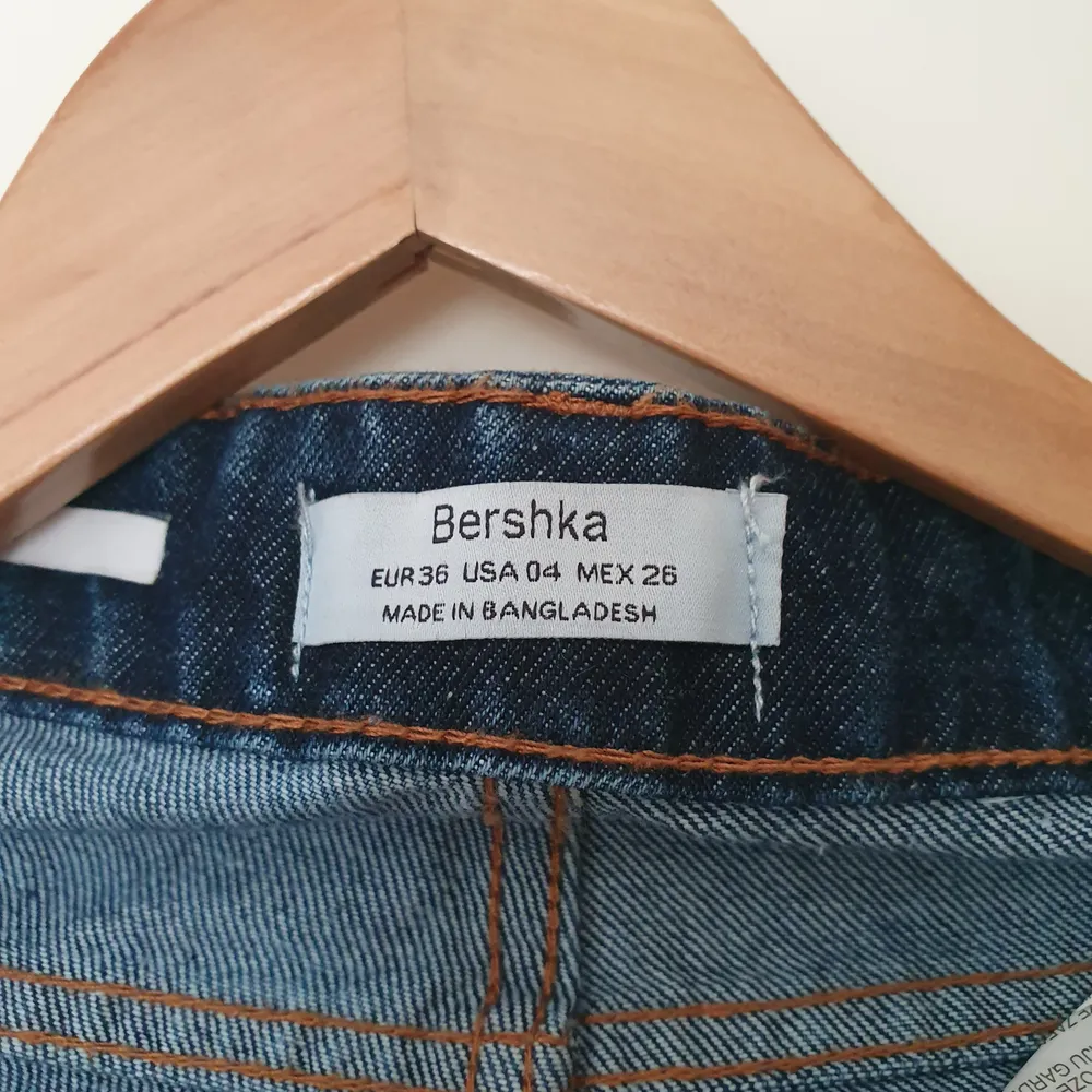 Oanvända mom jeans från Bershka. Frakten ingår . Jeans & Byxor.