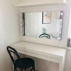  - 🌟 Sminkbord med utdragbar låda  🌟 Spegel 🌟 Lampor 🌟 Hylla  Allt i från Ikea och i gott skick 👌🏼
