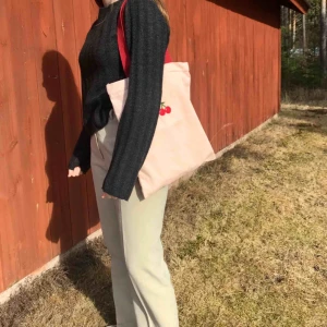  - Tygkassarna finns i 8 olika tryck. Gratis frakt i hela landet. 1 för 149kr. 2 för 249kr. 3 för 299kr. Har dragkedja och ett innerfack med dragkedja. Skicka ett meddelande för att köpa. Betalning sker via swish. @tygkassen på instagram❤️🧡💛💚💙💜